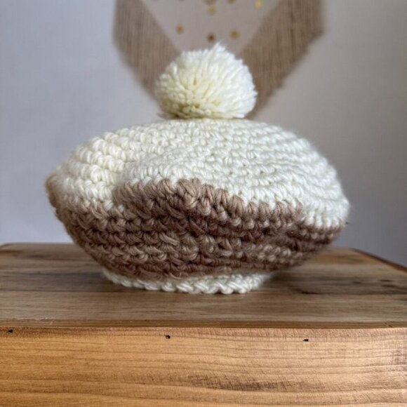 70s Vintage Betmar Made In Japan Ivory Tan Brown Crochet Baret Top Pom Pom Hat - Picture 1 of 9